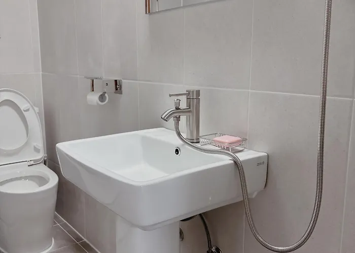 Lemonhill Apartment *